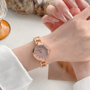 ساعت مچی زنانه رزگلد: ظرافت موتور کوارتز در دستان شما