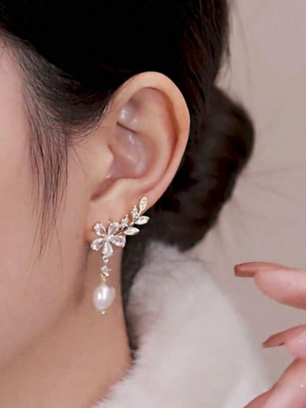 1 جفت گوشواره آویز لوکس مرواریدی و نگین مدل برگ-گل - Image 2