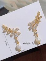 1 جفت گوشواره آویز لوکس مرواریدی و نگین مدل برگ-گل - Image 4