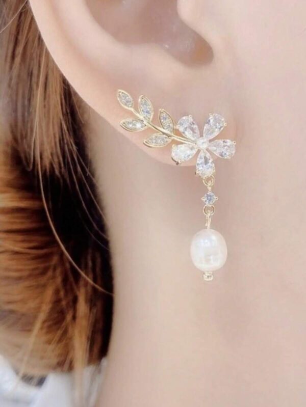 1 جفت گوشواره آویز لوکس مرواریدی و نگین مدل برگ-گل - Image 3