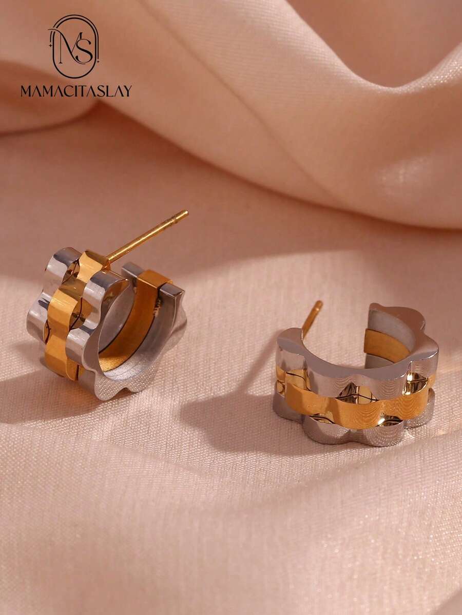 1721271656f451f970d0429f423ae1330e0ea3d182_thumbnail_900x.jpg MamacitaSlay — 1 جفت گوشواره حلقهای کاف گلشکل دو رنگ (فولاد ضد زنگ) - Image 1