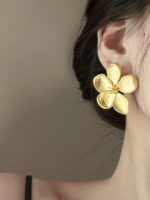گوشواره میخی مدل Vintage Big Flower Petal — 1 جفت - Image 3