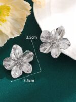گوشواره میخی گل‌دار مدل Floral — 1 جفت - Image 3