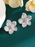 گوشواره میخی گل‌دار مدل Floral — 1 جفت - Image 4