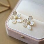 گوشواره میخی مدل Hibiscus — 1 جفت (گل قرمز لعاب‌دار، سبک رتریو)