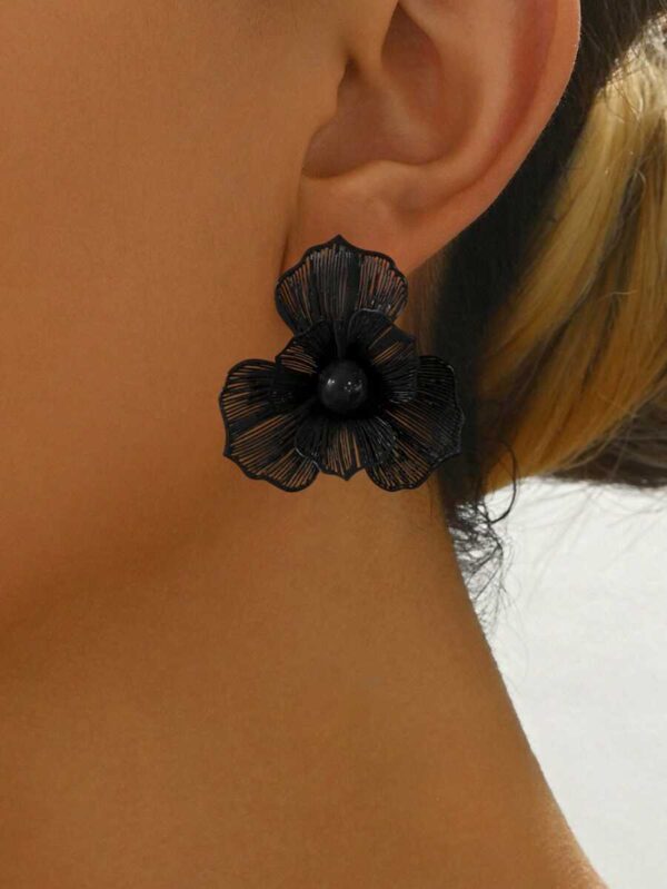 گوشواره میخی مدل White Petal (گل توخالی دو لایه) — 1 جفت - Image 3