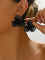 گوشواره میخی مدل White Petal (گل توخالی دو لایه) — 1 جفت
