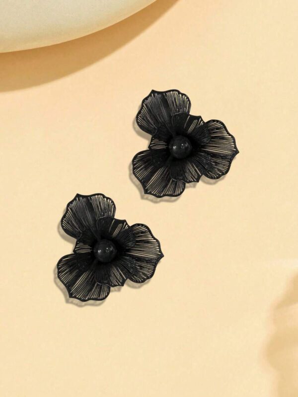 گوشواره میخی مدل White Petal (گل توخالی دو لایه) — 1 جفت - Image 2
