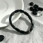 دستبند مهره‌ای مربع مشکی آویز چشم‌نظر طرح وینتیج