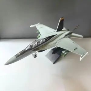 مدل پلاستیکی هواپیمای نظامی F/A-18 Super Hornet 1:72