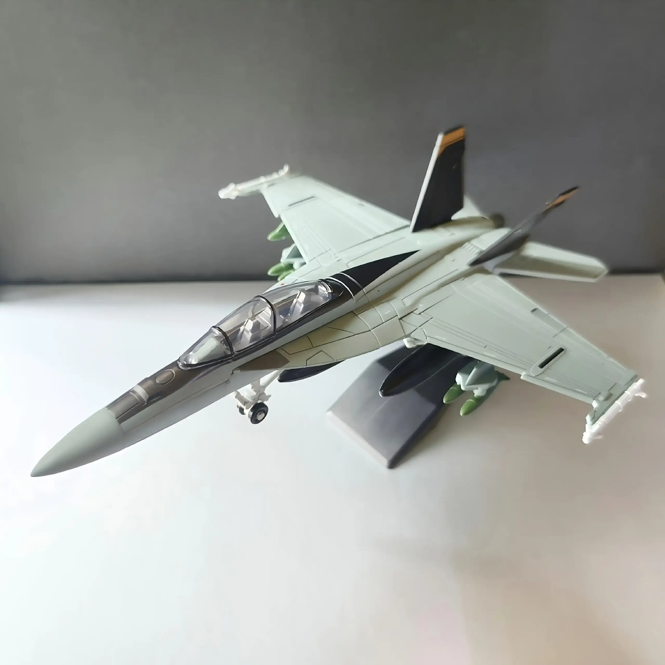 مدل پلاستیکی هواپیمای نظامی F/A-18 Super Hornet 1:72 مدل پلاستیکی هواپیمای نظامی F/A-18 Super Hornet 1:72