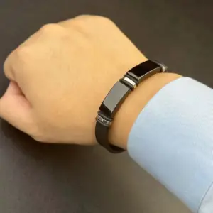 دستبند مردانه استیل با بند سیلیکونی قابل تنظیم و دو آویز مشکی