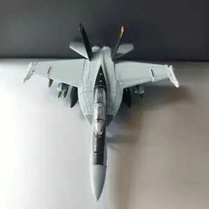 مدل پلاستیکی هواپیمای نظامی F/A-18 Super Hornet 1:72