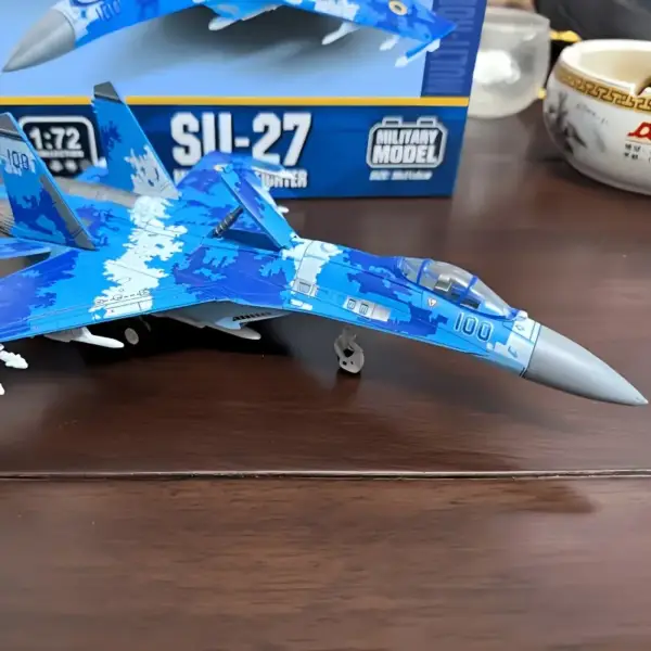 ماکت هواپیمای SU-27 مقیاس 1:72 با پایه (دکور رومیزی)