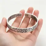 دستبند کاف نقره‌ای رترو طرح نیلوفر و کاراکتر چینی قابل تنظیم