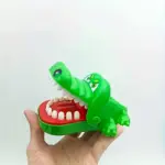 اسباب‌بازی گاز گرفتن انگشت تمساح تعاملی (1 عددی، رنگ تصادفی)