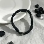 دستبند مهره‌ای مربع مشکی آویز چشم‌نظر طرح وینتیج