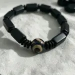دستبند مهره‌ای مربع مشکی آویز چشم‌نظر طرح وینتیج