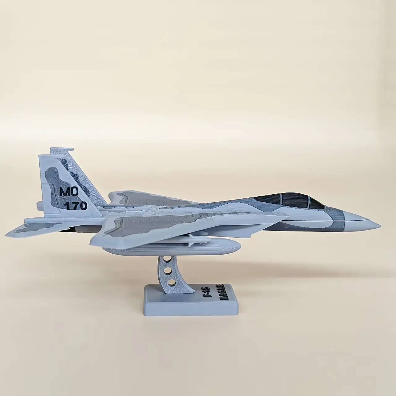 فیگور کلکسیونی مدل هواپیما F-15 با پایه نمایش فیگور کلکسیونی مدل هواپیما F-15 با پایه نمایش