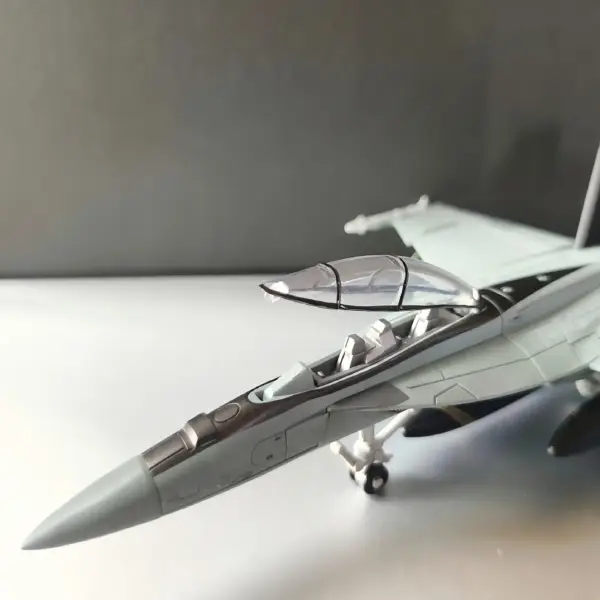 مدل پلاستیکی هواپیمای نظامی F/A-18 Super Hornet 1:72