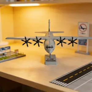 مجسمه دکوری مدل C-130J Super Hercules با قدرت نمایشی