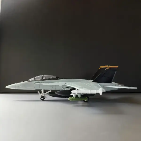 مدل پلاستیکی هواپیمای نظامی F/A-18 Super Hornet 1:72